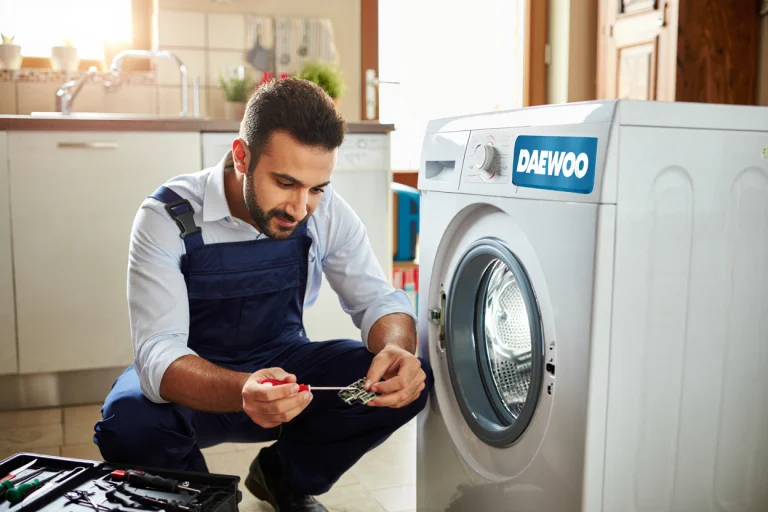 تعمیرکار نمایندگی دوو در مشهد در حال تعمیر لاستیک درب لباسشویی